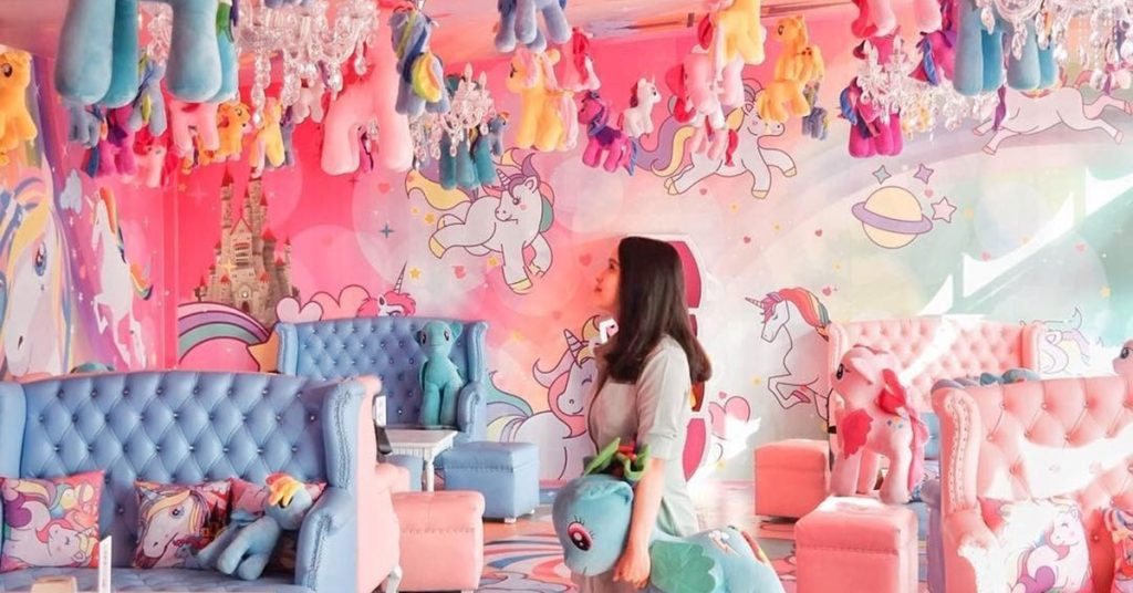 cafe bernuansa ceria dengan warna pastel